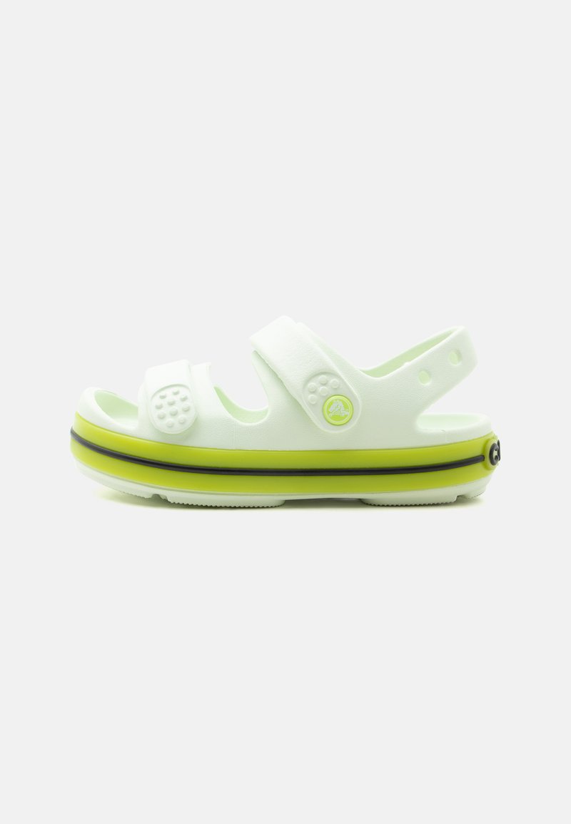 Sandale blanche et vert citron à bout ouvert avec des sangles réglables et une semelle solide, présentée de profil sur fond blanc.