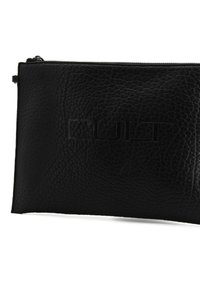 Clutch in pelle nera con una texture a ciottoli, caratterizzato dal logo "CULT" in rilievo sul davanti e una chiusura con zip sulla parte superiore.