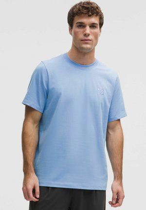 Jasnoniebieski, bawełniany t-shirt z krótkim rękawem, z okrągłym dekoltem i subtelnym logo na lewej piersi.