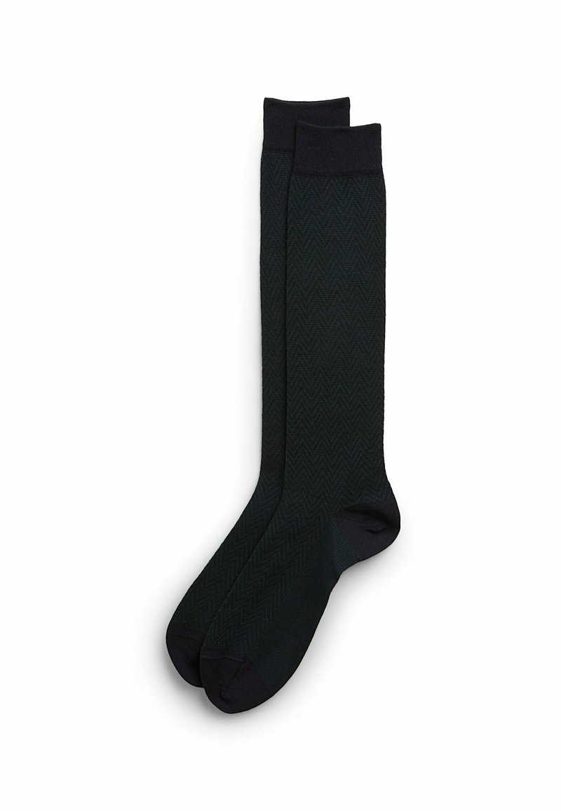 Czarne skarpetki do kolan w wzór jodełki, z ciemnym, jednolitym mankietem. Gładka tekstura o dopasowanym kształcie.