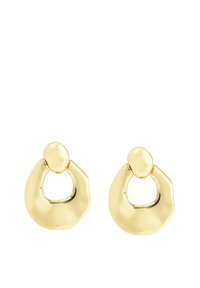 Boucles d'oreilles en métal doré présentant un design de créole ouverte et incurvée avec une finition lisse et polie, et un attachement en forme de clou circulaire sur le dessus.