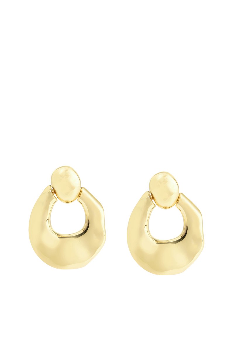Boucles d'oreilles en métal doré présentant un design de créole ouverte et incurvée avec une finition lisse et polie, et un attachement en forme de clou circulaire sur le dessus.