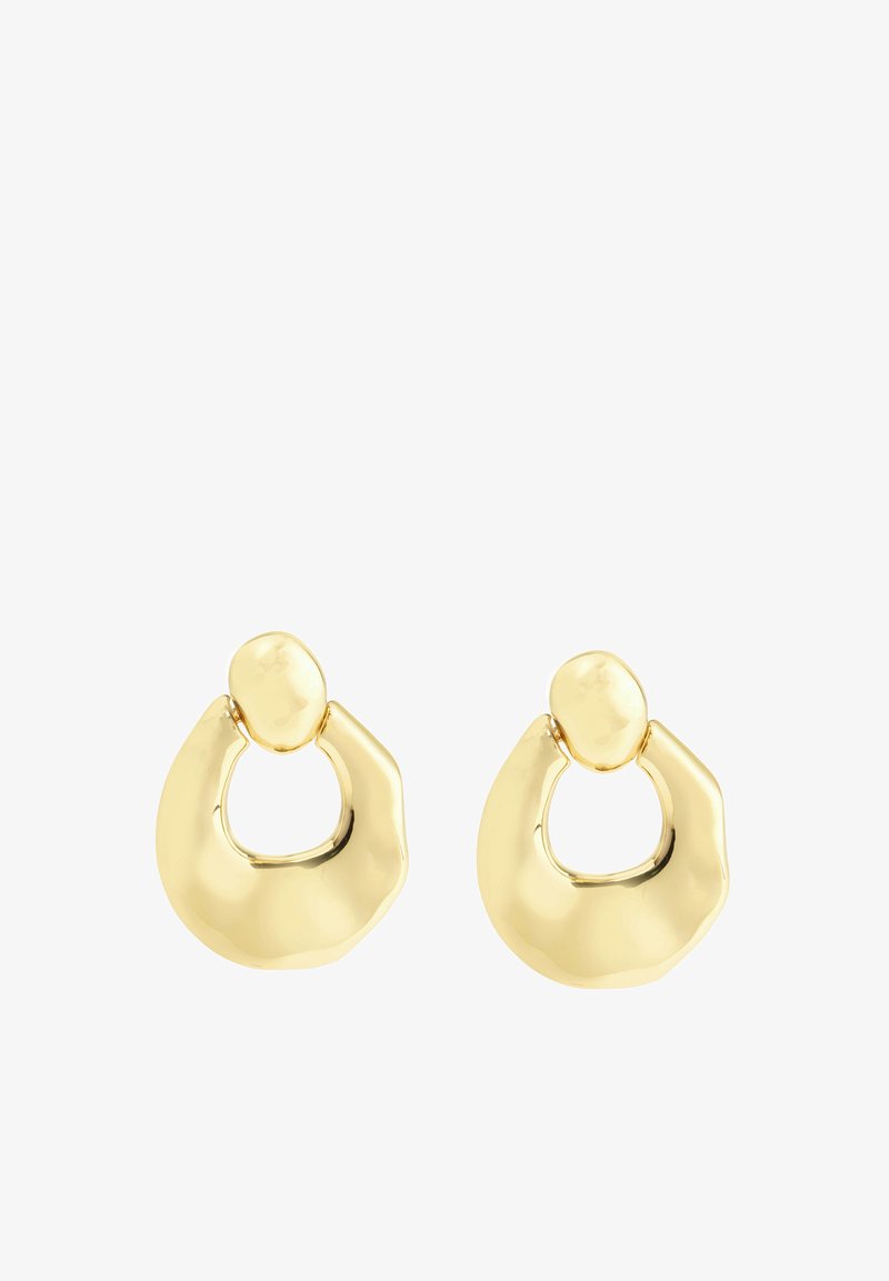 Boucles d'oreilles en métal doré présentant un design de créole ouverte et incurvée avec une finition lisse et polie, et un attachement en forme de clou circulaire sur le dessus.