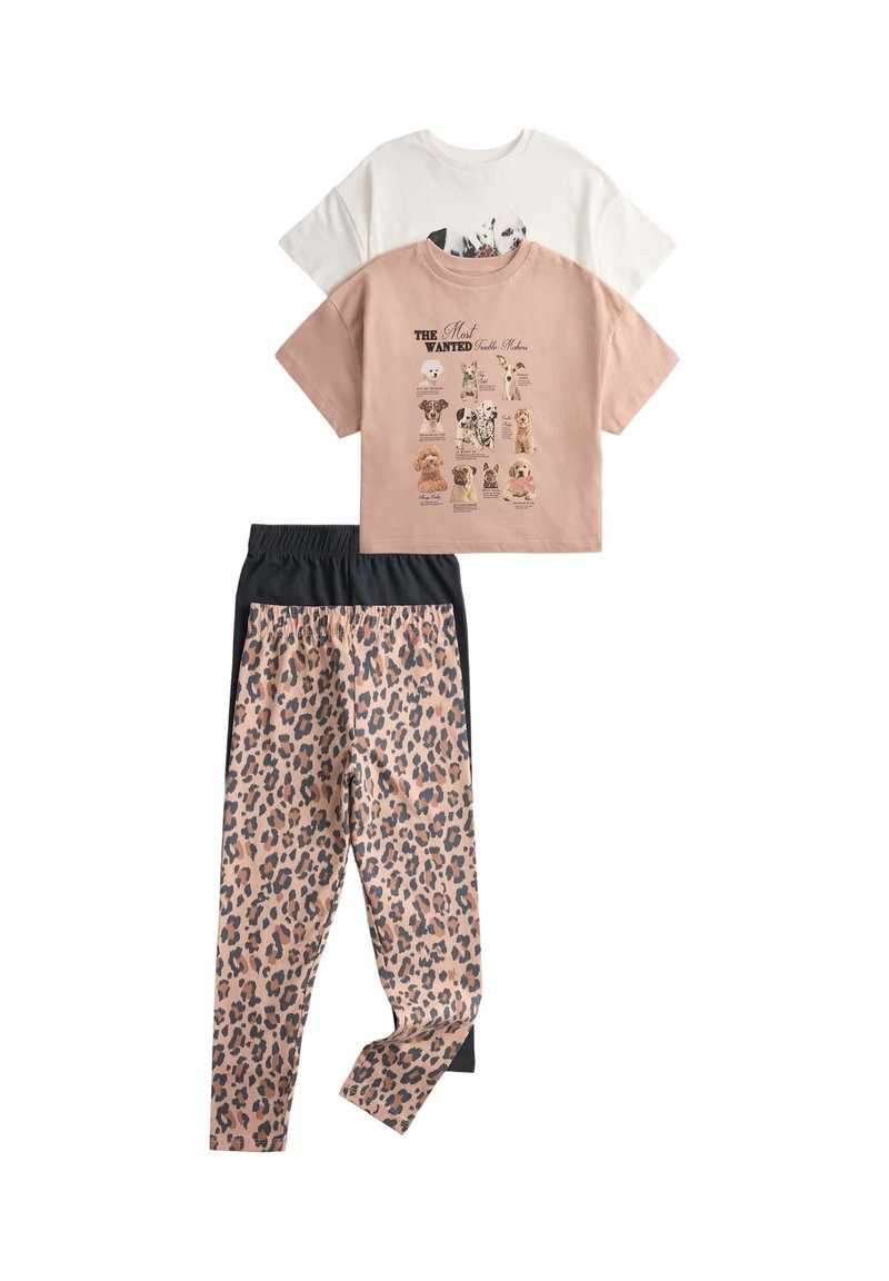 Kinderpyjama-set bestaande uit een roze graphic T-shirt met hondenillustraties en tekst, gecombineerd met beige broek met luipaardprint en een zwarte tailleband.