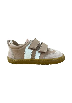 Zapatilla beige para niño pequeño con dos correas de Velcro, franjas laterales blancas y suela de goma marrón claro mostrada de perfil.