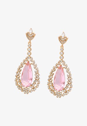 Goldfarbene Ohrringe mit einem tropfenförmigen rosa Kristall, umgeben von klaren Strasssteinen und floralen Akzenten in einem gedrehten Design.