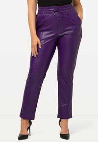 Pantalons en simili cuir violet avec un taille élastique à cordon de serrage, poches latérales et une coupe slim, présentant une texture lisse et une finition élégante.