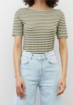 Kortærmet, olivengrøn og hvidstribet skjorte med rund hals, kombineret med lyseblå, højtaljede jeans. Bomuldsmateriale.