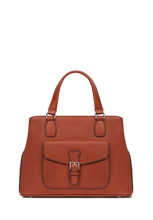 Bruine leren handtas met een gestructureerde vorm, bovenhandvatten, vak met klep aan de voorkant en zilveren sluitingdetail. Heeft een textuur aan het oppervlak en aan de randen.