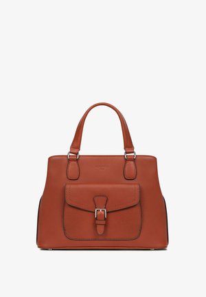 Borsa a mano in pelle marrone con forma strutturata, manici superiori, tasca frontale con alette e dettagli con fibbia argentata. Presenta una superficie e bordi texturizzati.