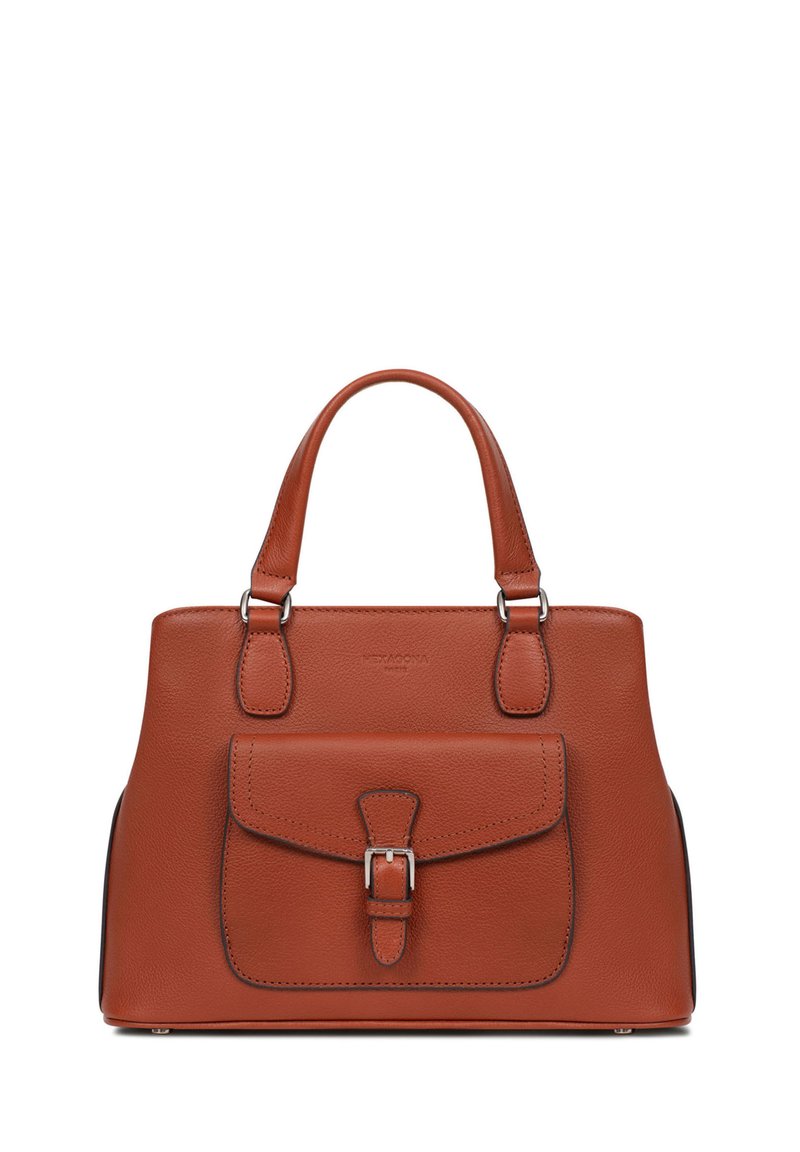 Brązowa skórzana torebka o strukturalnym kształcie, z górnymi uchwytami, przednią kieszenią na klapkę i detalem w postaci srebrnej klamry. Posiada teksturowaną powierzchnię i wykończenia.