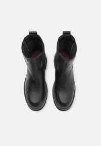 Sorte lær ankle boots med en glat finish, rund tå, elastiske sidepaneler og en struktureret gummisål. Ingen synlige metaldele.