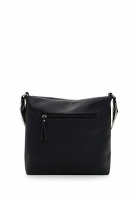 Schwarze Crossbody-Tasche aus strukturiertem Leder mit einer vorderen Reißverschlusstasche und einem schwarz-weißen verstellbaren Schulterriemen.