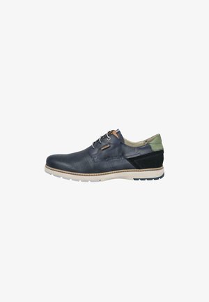 Zapato de hombre negro de cuero con cordones, parte frontal perforada, suela beige, detalle verde en el talón y tacón bajo, ideal para uso casual o formal.