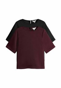 Kortærmet top sæt i bordeaux og sort. Har en rund halsudskæring, glat tekstur og lynlåsdetalje på bagsiden af hver skjorte.