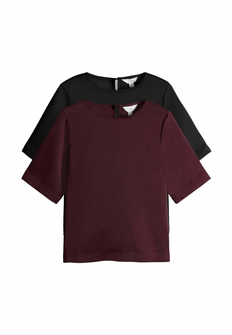 Kortærmet top sæt i bordeaux og sort. Har en rund halsudskæring, glat tekstur og lynlåsdetalje på bagsiden af hver skjorte.