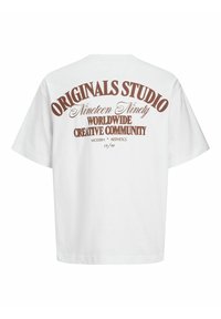 Camiseta de algodón blanca de manga corta con texto retro marrón: "ORIGINALS STUDIO Noventa Nueve COMUNIDAD CREATIVA MUNDIAL."