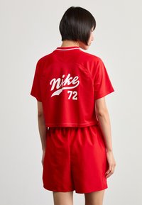 Nike Sportswear Apdrukāts T-krekls - light iron ore/fire red