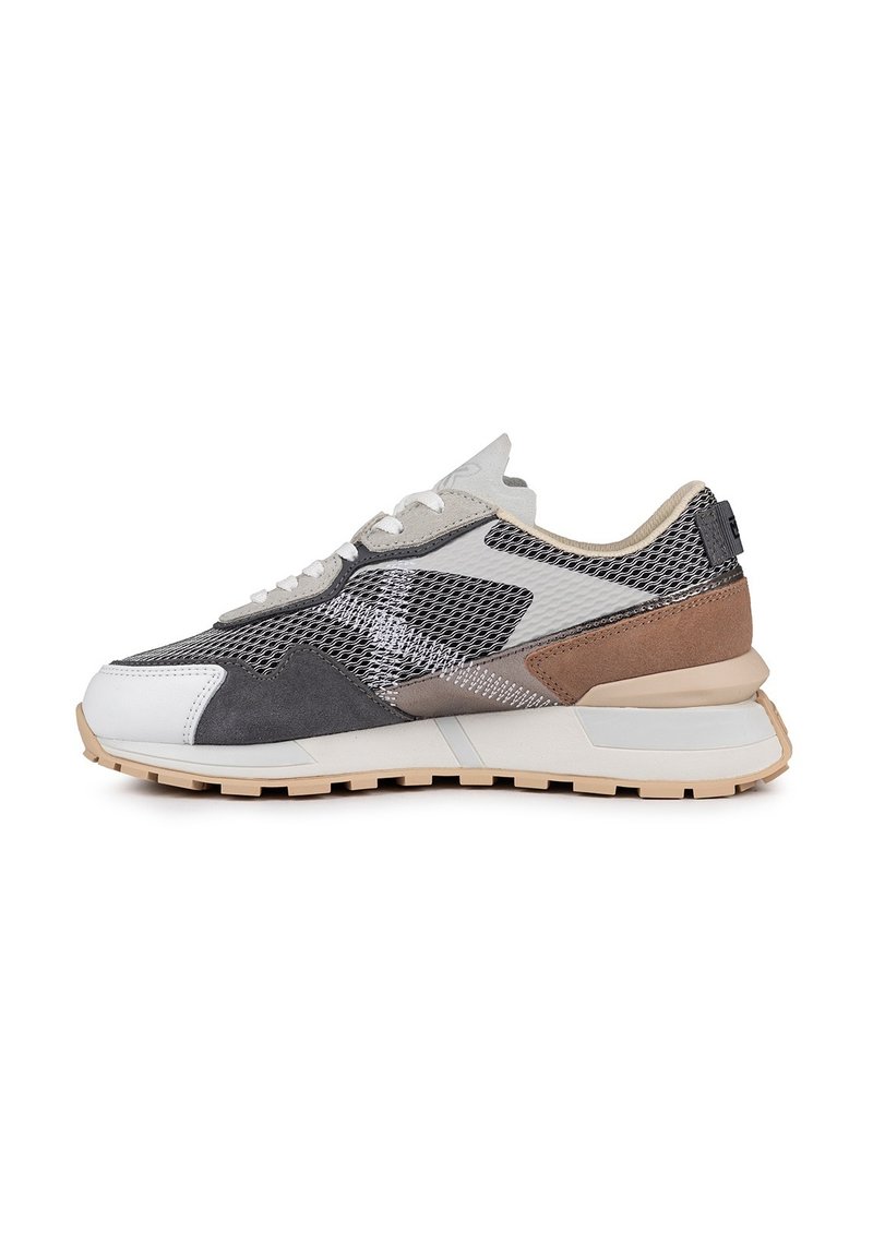 Zapatillas para hombre que combinan materiales en tonos gris, blanco y marrón, con malla, acentos de ante y suela de goma texturizada.