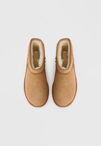 Ruske, semivlasi ankle boots besivittty fluffy, kerma väriset villa. Ominaisuuksina pyöreä kärki ja yksinkertainen ommel yksityiskohtia ylhäällä.