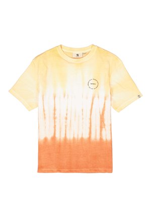 Camiseta de manga corta con un patrón de tie-dye en amarillo y naranja, con un logo redondo en la parte superior izquierda. Textura de tela suave.