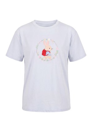 Hvid T-shirt med en sød kanin med en rød rygsæk inde i en pastelblomstret krans broderet midt på brystet.