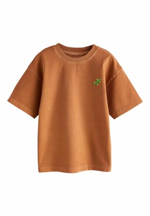 Tricou maro cu mâneci scurte și gât rotund, cu un mic geco verde brodat pe pieptul stâng.