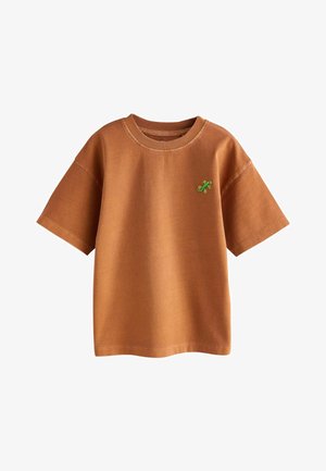 Brun t-shirt med korte ærmer og rund hals med en lille grøn gekko broderet på venstre bryst.