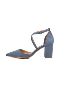 Pompa blu in suede con punta affusolata, cinturino alla caviglia e tacco a blocco. Presenta una texture liscia e dettagli di cucitura minimi.