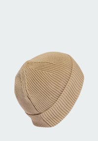 Hnedý pletený klobúk s rebrovanou textúrou, zužujúcim sa vrchom a prehnutým spodným okrajom, s viditeľným prešívaním.