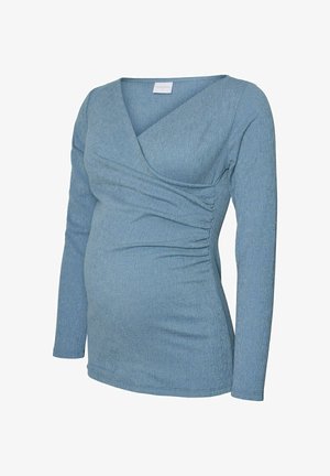 Maglietta premaman a maniche lunghe in morbido tessuto a coste blu chiaro, con scollatura a V e dettagli arricciati sul davanti e ai lati.