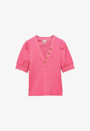 Růžový top s krátkým rukávem a výstřihem do V, čtyřmi dřevěnými knoflíky podél výstřihu a elastickými nařasenými manžetami na rukávech.