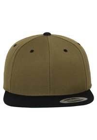 Cappello verde con visiera piatta nera, realizzato in un tessuto con superficie testurizzata. Presenta sei fori di ventilazione e una chiusura snapback.