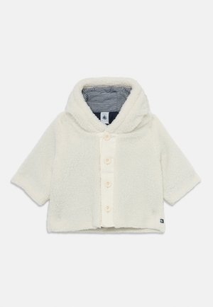 Πανάκι φούτερ σε ελαφρύ κρέμα χρώμα με κουκούλα, κοντά μανίκια και κουμπιά στο μπροστινό μέρος. Το εσωτερικό διαθέτει ρίγες και ετικέτα μάρκας.