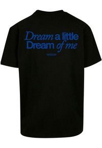 Sort bomulds t-shirt med blå tekst, der står "Dream a little Dream of me" i forskellige skrifttyper på ryggen.