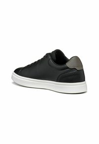 Schwarze Leder-Sneaker mit strukturiertem Finish, featuring eine weiße Gummisohle und einem grauen Akzent an der Ferse. Schnürdesign.