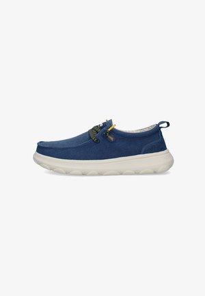 Scarpa casual blu navy senza lacci con suola spessa bianca, lacci elastici gialli e neri, linguetta in tessuto sul tallone.