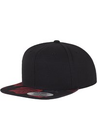 Schwarze Snapback-Basecap mit einem gemusterten Schirm, der rote und blaue Designs aufweist. Der Stoff hat eine strukturierte Textur, die Form ist gut strukturiert und der Schirm ist flach.