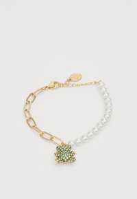 Pulseira de corrente de ouro com uma seção de pérola e um encantador de sapo em cristal verde. O design combina elementos lisos e texturizados.
