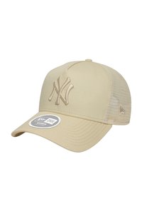 Beige beisbola cepure ar izšūtu Ņujorkas "Yankees" logo, plakanu vizieri un sietu aizmugurē ventilācijai. Priekšpusē ir apļa birka.