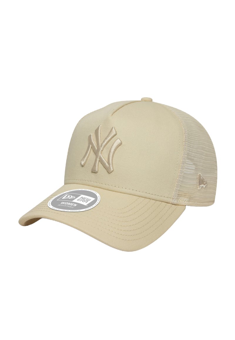 Beige beisbola cepure ar izšūtu Ņujorkas "Yankees" logo, plakanu vizieri un sietu aizmugurē ventilācijai. Priekšpusē ir apļa birka.