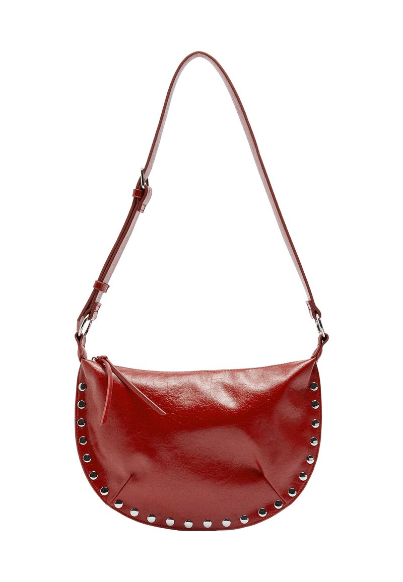 Czerwona skórzana torebka na ramię o półokrągłym kształcie. Posiada srebrne nity wzdłuż krawędzi oraz cienki regulowany pasek. Błyszcząca powierzchnia.