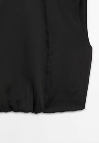 Vêtement en tissu noir sans manches avec une légère texture et une ceinture élastiquée en bas sur fond blanc.