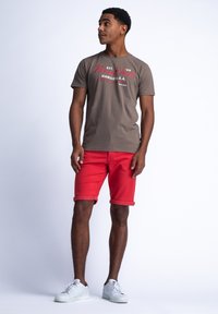 Petrol Industries Jeansshort - red melon