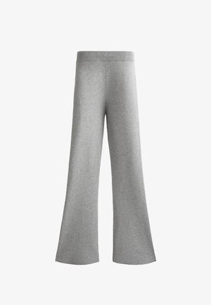 Pantaloni in morbido tessuto grigio a gamba larga, con vita a costine. Il design presenta una silhouette dritta e non ha tasche visibili.