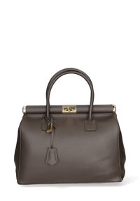 Bruine leren handtas met een gestructureerde vorm, twee ronde handvaten, gouden hardware en een afneembare label. Textured oppervlak met een subtiele glans.