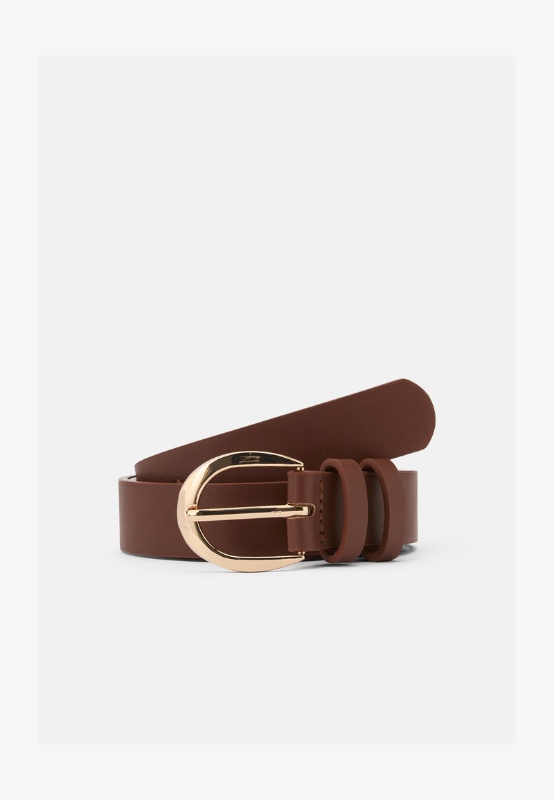 Hnědý kožený pásek s elegantní zlatou sponou, plochým designem a dvěma smyčkovými akcenty pro zvýraznění detailu.