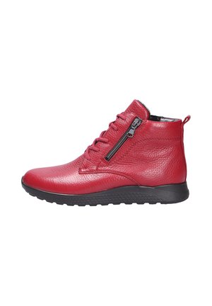 Bottes de cheville en cuir rouge avec une finition texturée, dotées de lacets et d'une fermeture à glissière sur le côté, ainsi qu'une semelle en caoutchouc noir pour une adhérence optimale.
