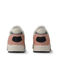 Ett par rosa och vita sneakers med svart nät detalj på hälen, visade bakifrån med varumärket på den vita sulan.