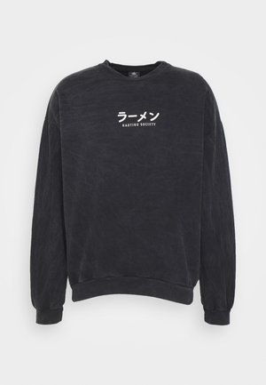 Sudadera negra de cuello redondo con caracteres japoneses blancos y texto "KAOTIKO SOCIETY" impreso en el pecho, mangas largas y puños y dobladillo acanalados.